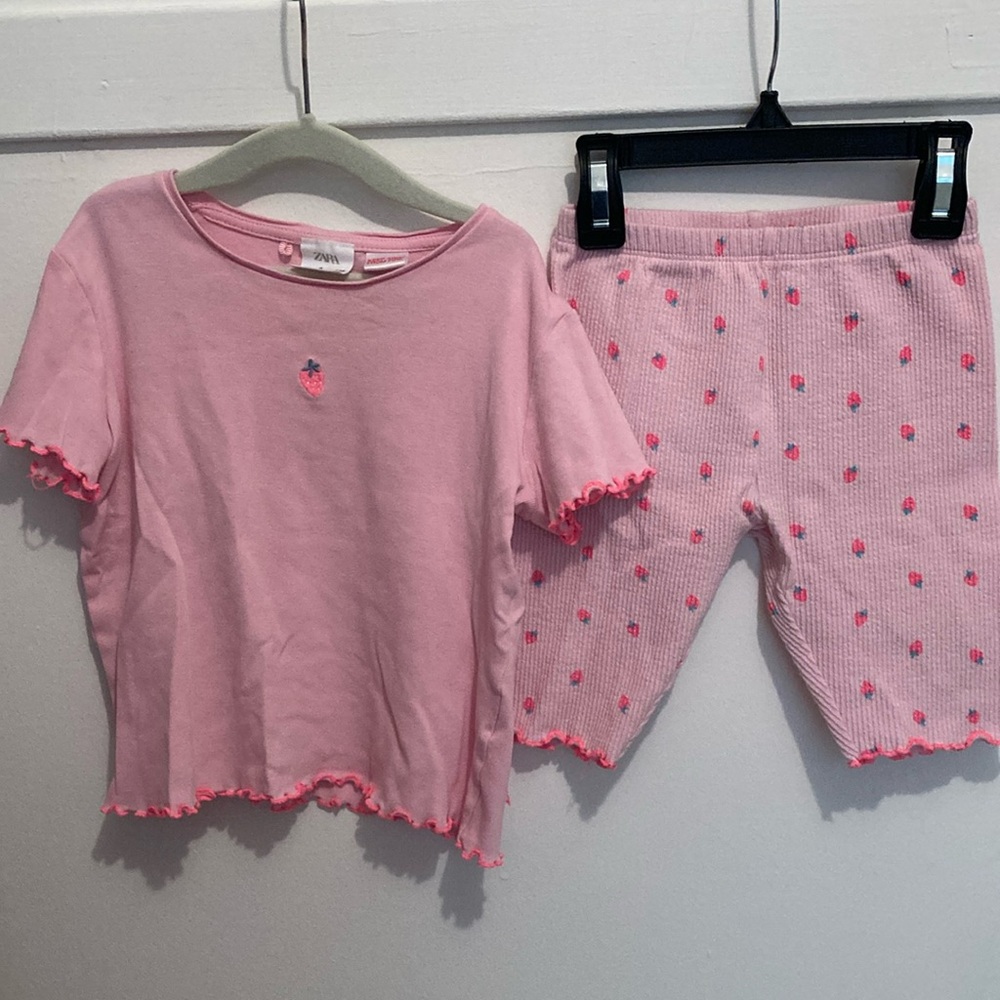 Zara size 6 Pink Kids Pajamas Set with strawberry print. Adorable ribbing, soft!